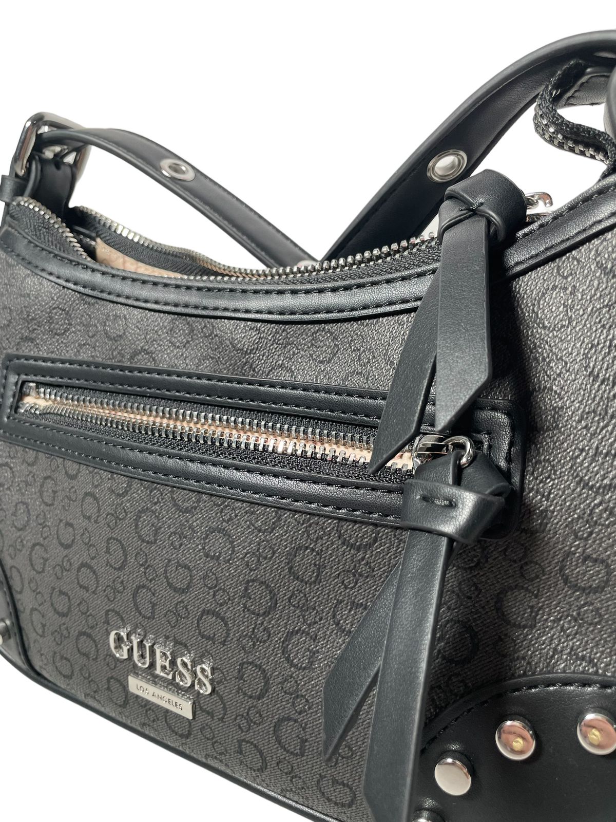 BOLSA DE MANO GUESS NEGRA CON ZIPER EN FRENTE