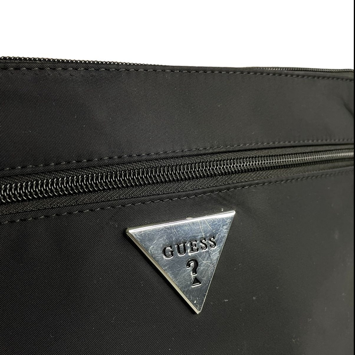 BOLSA COSMETIQUERA GUESS NEGRA