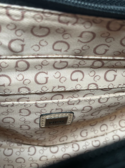 BOLSA DE MANO GUESS NEGRA CON LOGO ESTAMPADO