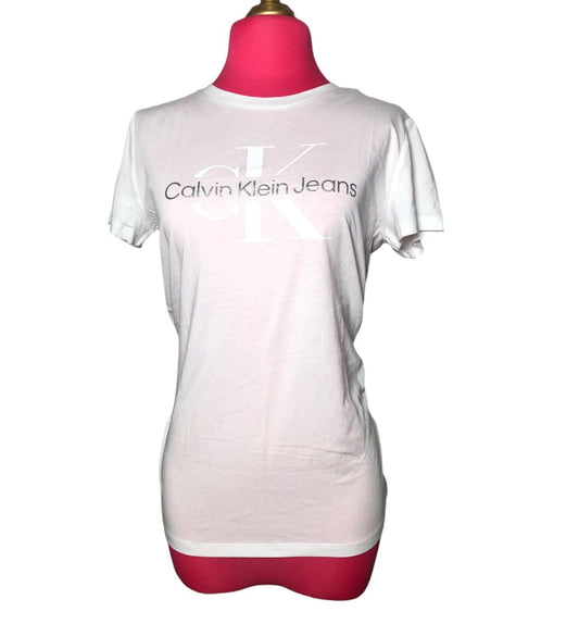 CAMISETA BLANCA CON ESTAMPADO CK PLATEADO Y BLANCO CALVIN KLEIN