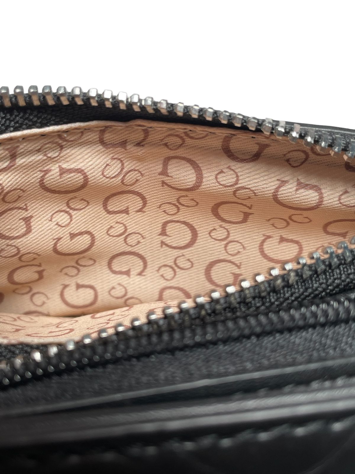 BOLSA DE MANO GUESS NEGRA CON LOGO ESTAMPADO